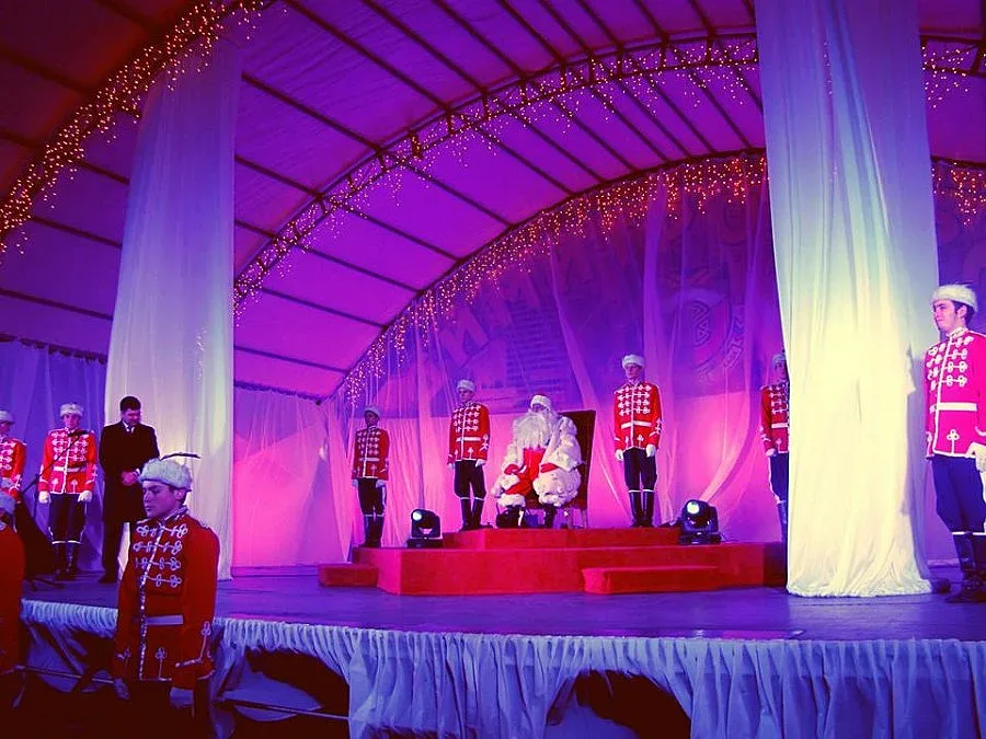 Дядо Коледа пристигна в Димитровград с ретро лимузина