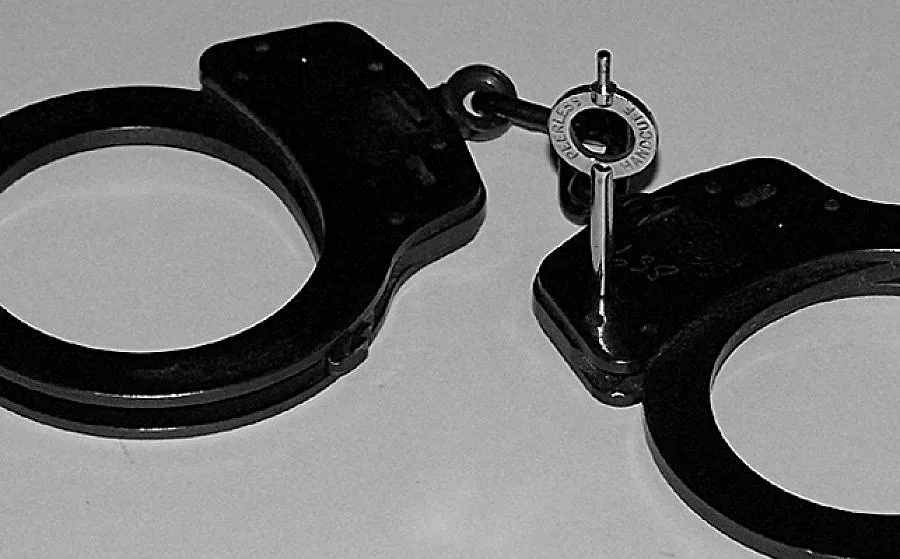 Задържаха българи за сводничество във Франция