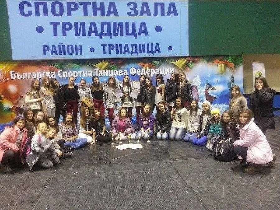 Момичета от Сандански с куп медали от състезание