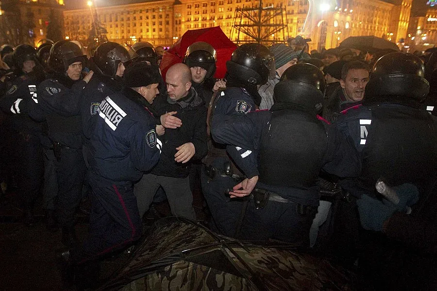 Сблъсъци в Киев, милицията обгради демонстрантите