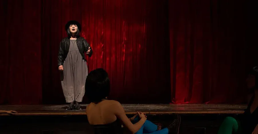 Нети и Мая се вихрят в кабаре