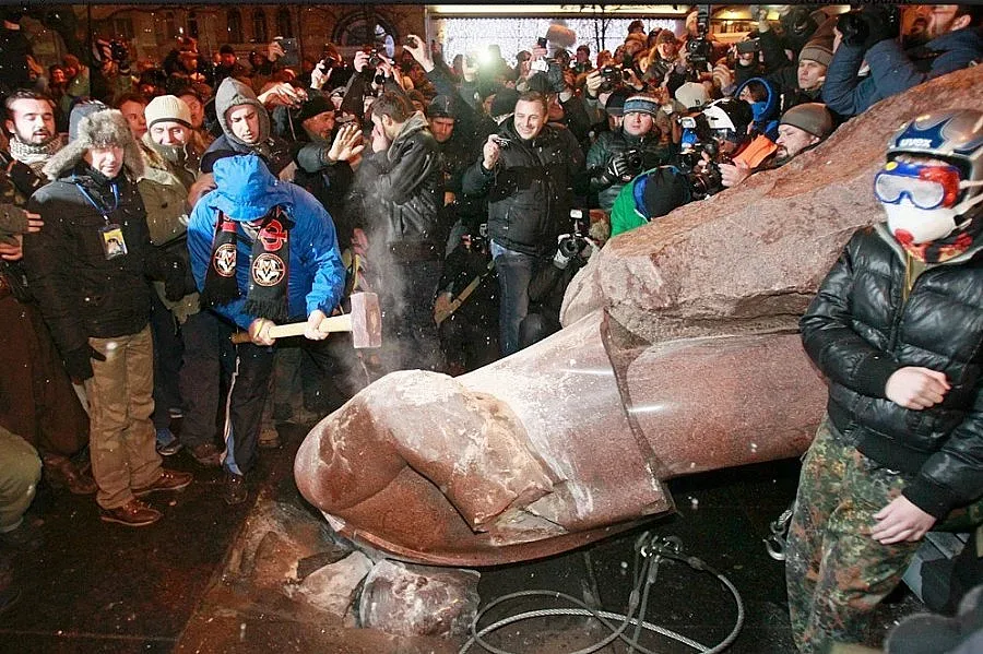 Сваленият Ленин на търг в нета