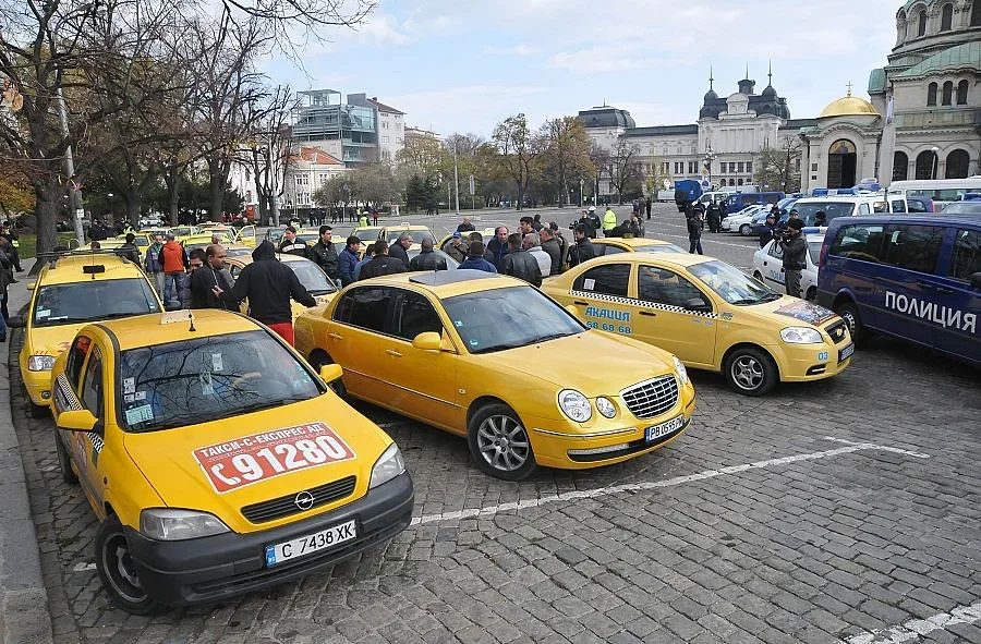 Таксиджии искат минимални цени
