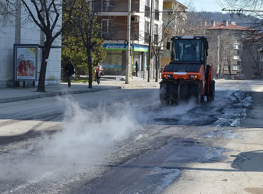 Асфалт пропадна от тежестта на камион във Враца