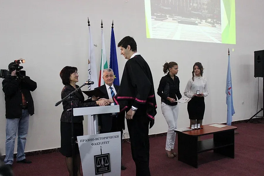 Зам.-шефът на ВКС връчи дипломи на отличници