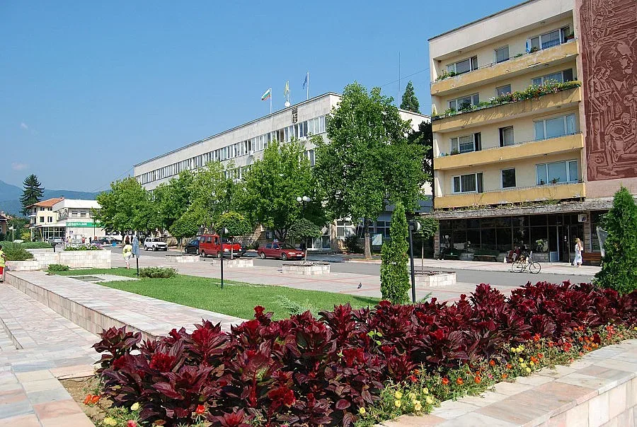 Бивш полицай от Берковица заплаши да се пали срещу кмета