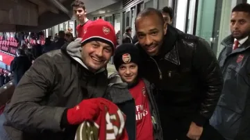 Бареков и синът му на мач с Тиери Анри