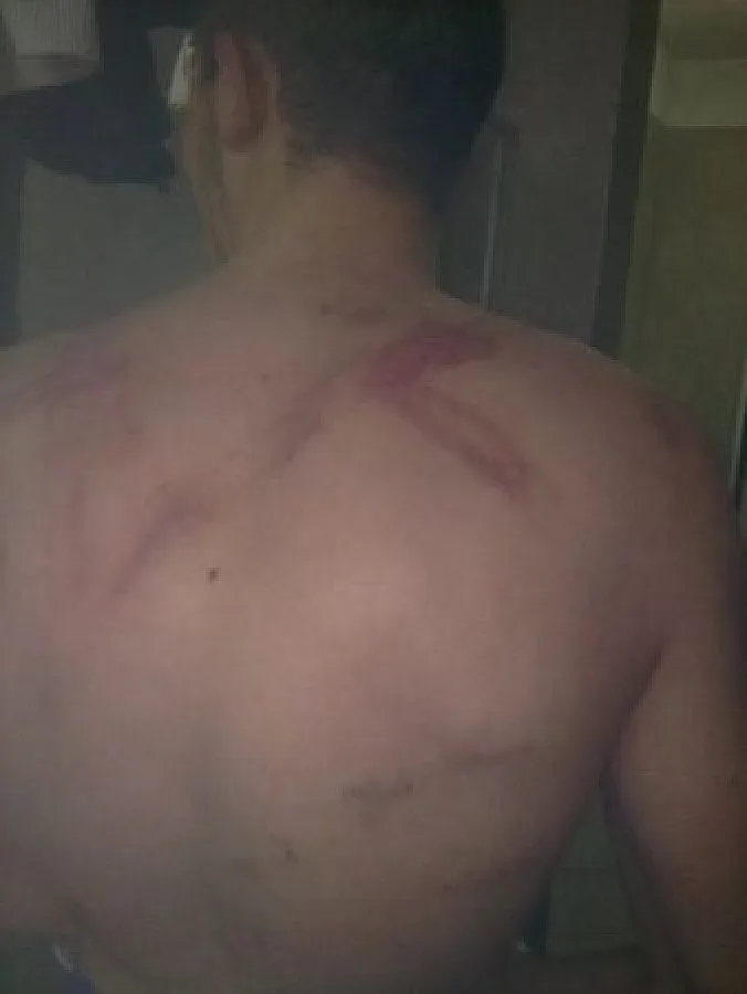 Надзиратели къпят бебета на бежанки