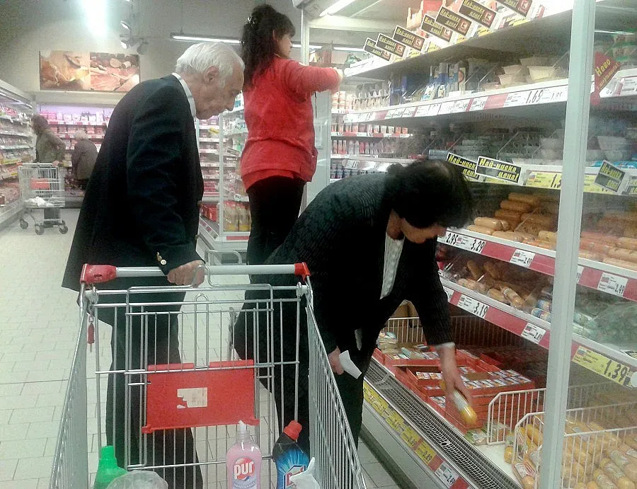 Возят закуски на задната седалка