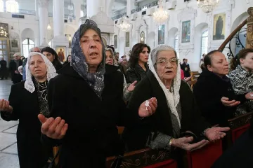 Хиляди се молят за Мандела