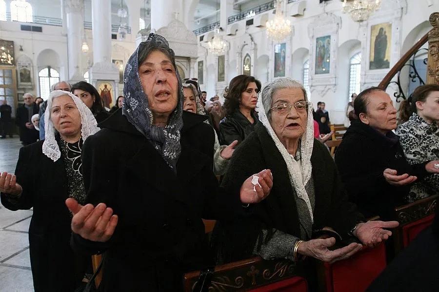 Хиляди се молят за Мандела