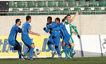 "Левски" посвети победа на "армеец"