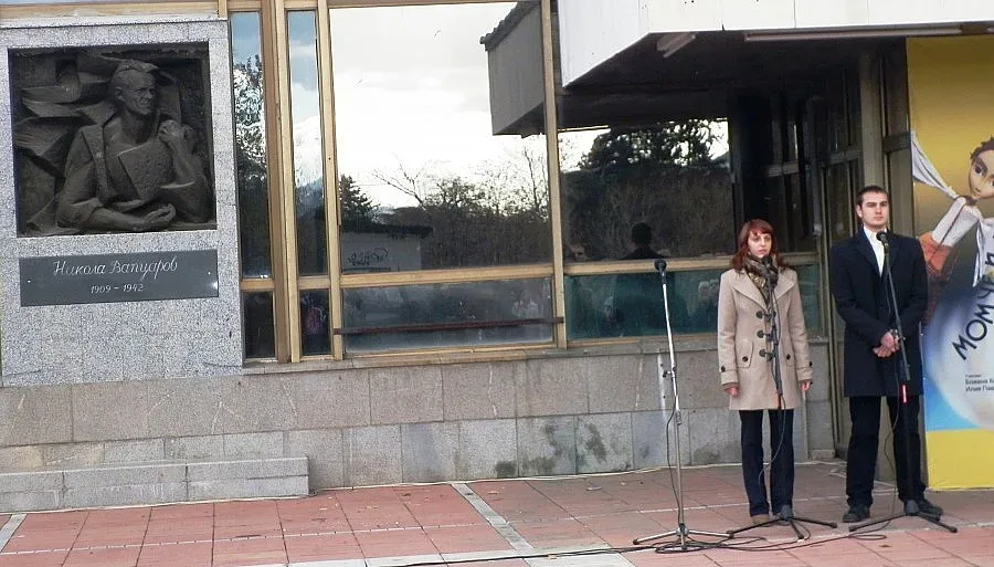 Отрупаха с цветя барелеф на Вапцаров