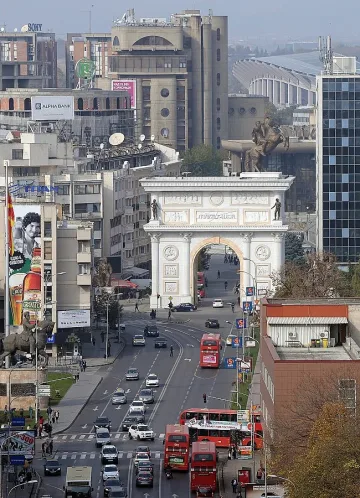 Македонци трошат паметник на сръбски крал