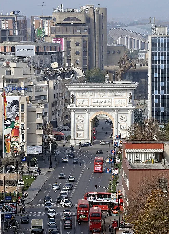 Македонци трошат паметник на сръбски крал