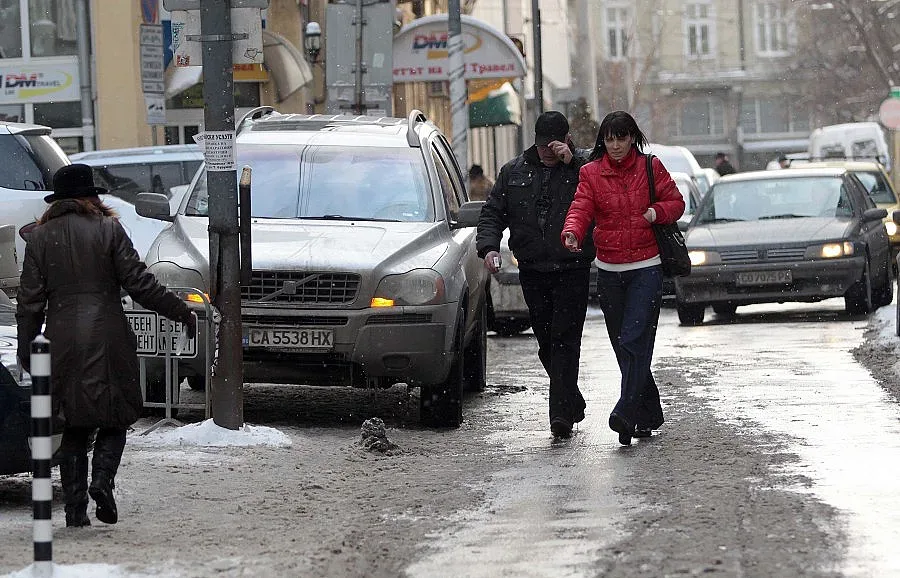 Улиците в София се обработват срещу заледяване