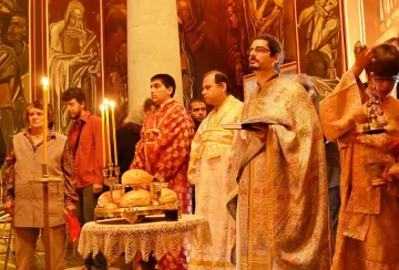 Носят от Баните на дядо Николай вино „Свети дух"