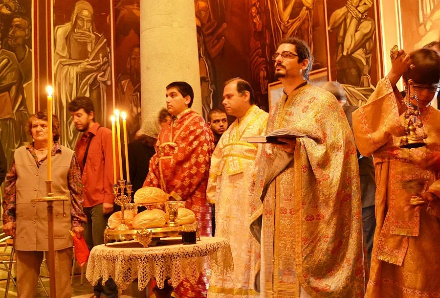 Носят от Баните на дядо Николай вино „Свети дух"