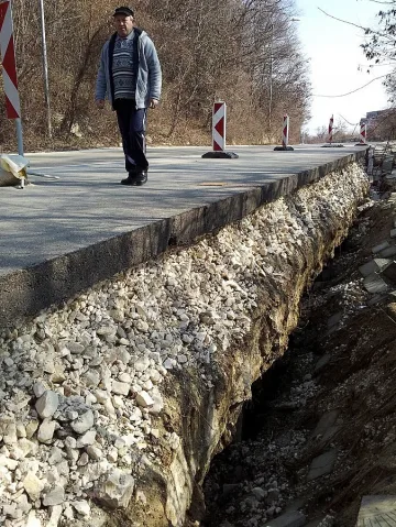 Вземат мерки за спиране на свлачище