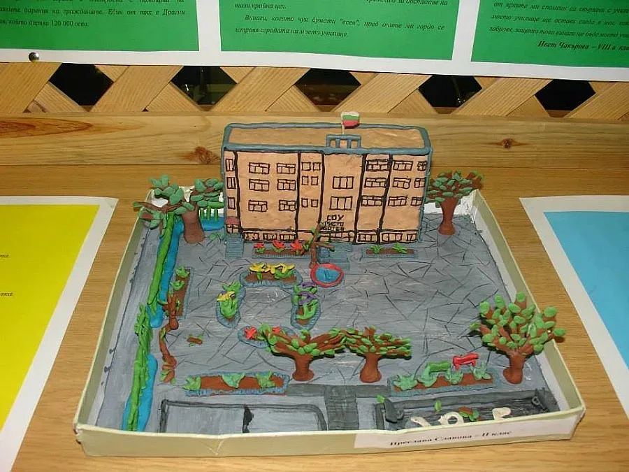 Второкласничка направи 100-годишно училище от пластелин