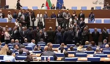 Луд екшън в Народното събрание. Депутати блокираха заседание