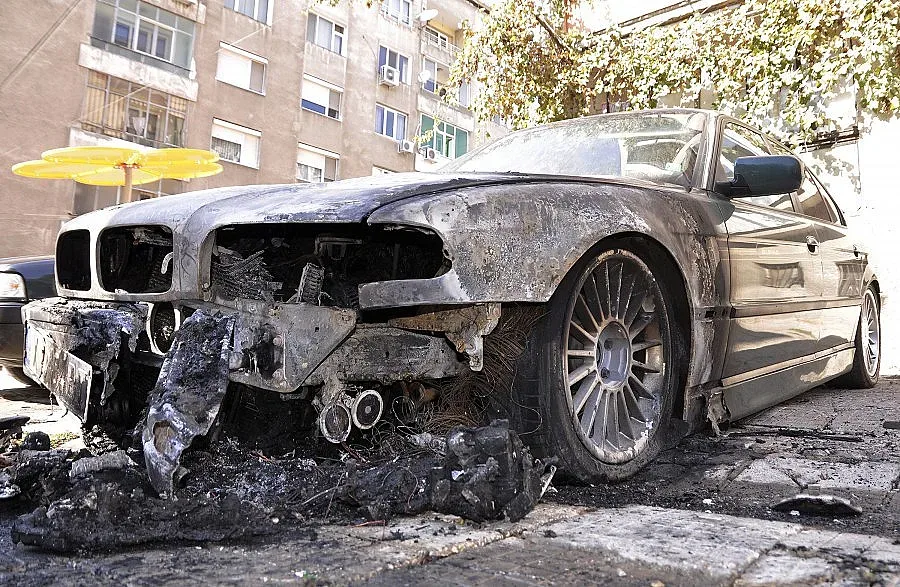 Запалиха джипа на търговец