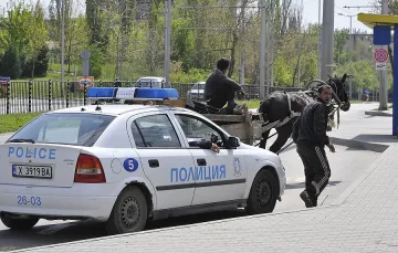 Румънец нападна с нож полицаи