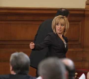 Обсъждат искането за оставка на Мая Манолова