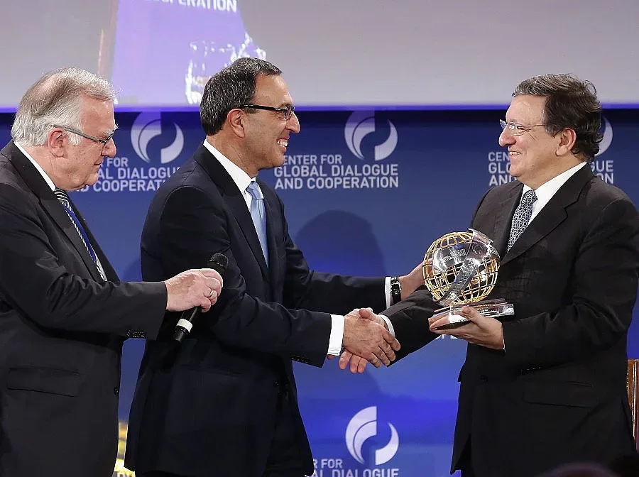 Клинтън бойкотира Петър Стоянов