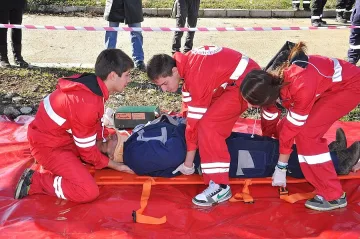 Пожарникари и доброволци показаха как се спасява човек при катастрофа