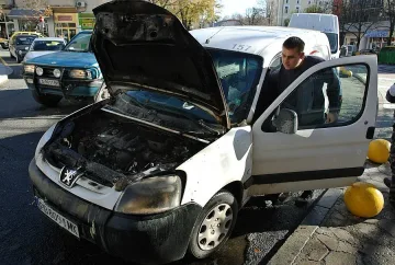 Ексдепутат загаси пламнала куриерска кола