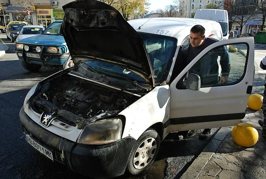 Ексдепутат загаси пламнала куриерска кола