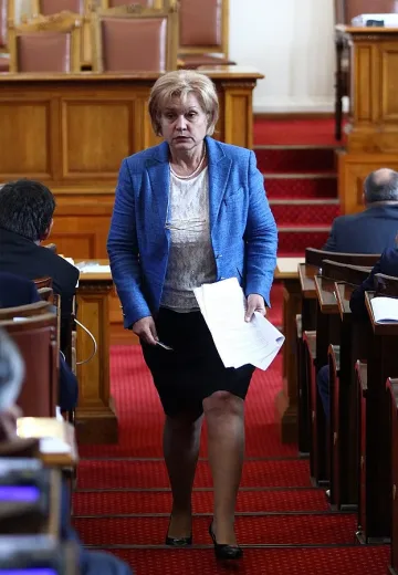 Стоянова: НС подписва празен чек за 500 млн. лв.