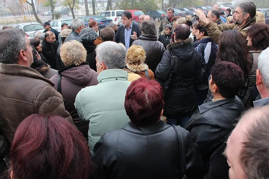 Гладна жена припадна на протеста в Ремотекс