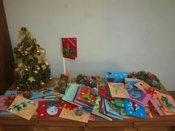 Деца пращат коледни картички по света и у нас