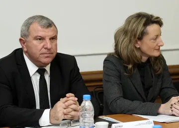 Вдигат двойно парите за млади фермери