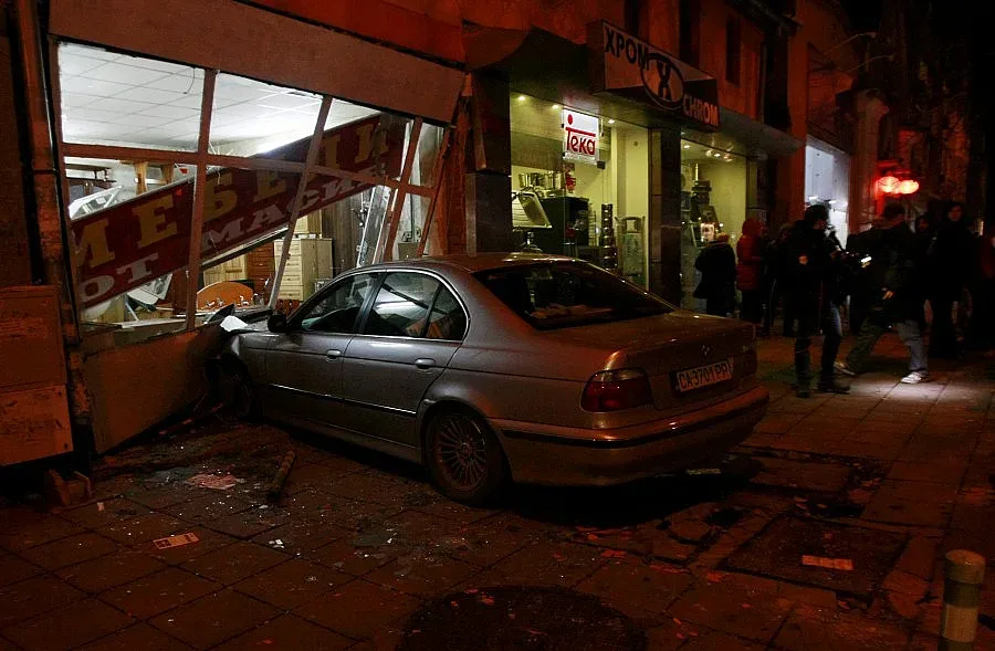 Кола блъсна пешеходци и влетя в магазин
