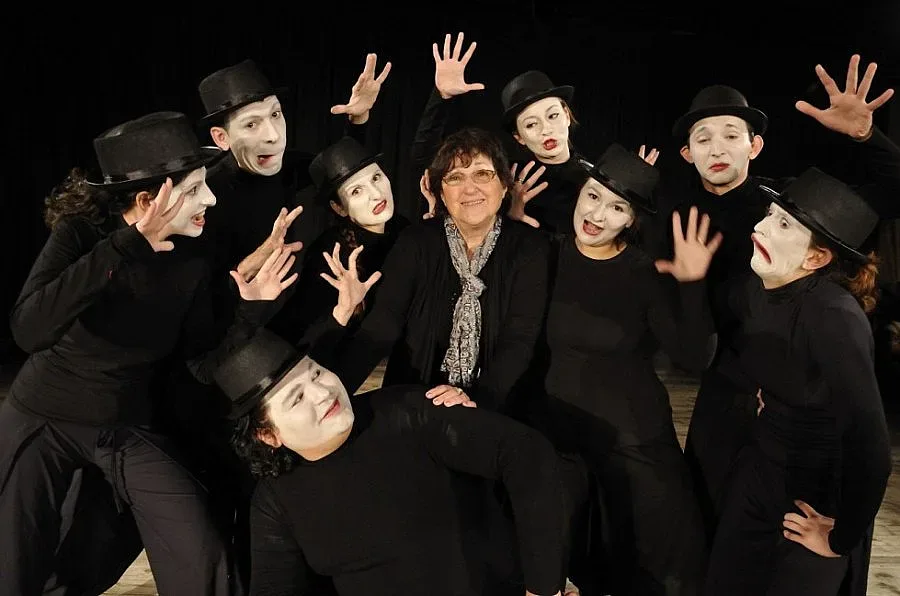 Нечуващи актьори танцуват в Младежкия