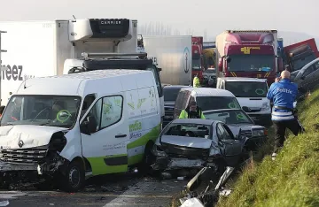 Верижен сблъсък на 100-тина коли и камиони в Белгия 