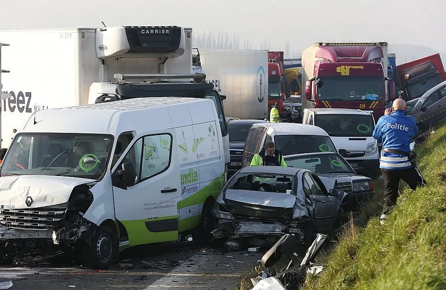 Верижен сблъсък на 100-тина коли и камиони в Белгия 