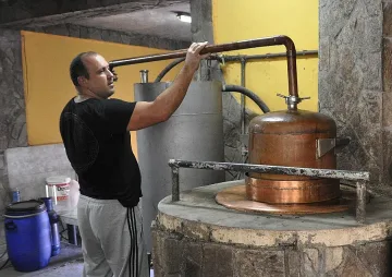 Бургаски митничари спипаха 16 казана за ракия