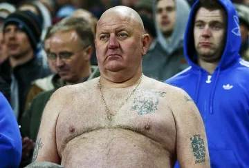 Деца - "мулета" вкарват бомбичките по стадионите в Англия