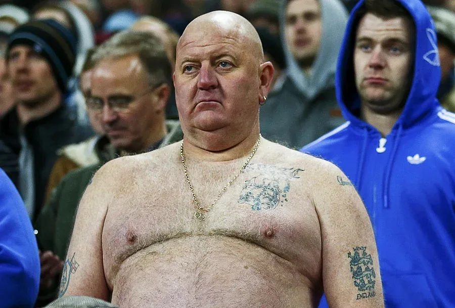 Деца - "мулета" вкарват бомбичките по стадионите в Англия