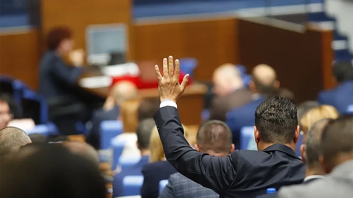 Скандал в парламента! Хвърчат обиди