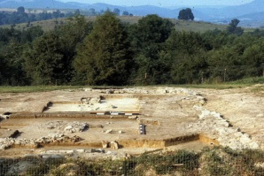 Багер изрови две антични плочи, едната изчезна
