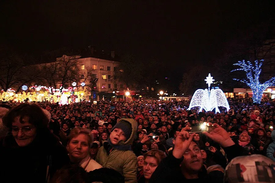 Живо коледно дърво грейна в Града на липите