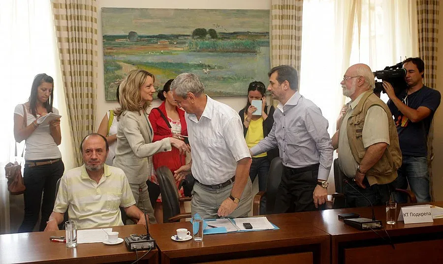 Тристранката обсъжда стажантски договори