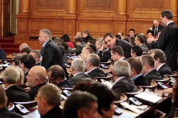 Депутатите гласуват бюджета под опасността от вето