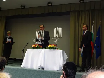 Орешарски запали свещите на Ханука с посланика на Израел