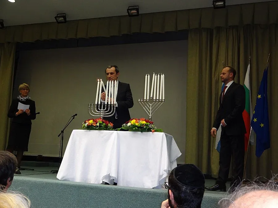 Орешарски запали свещите на Ханука с посланика на Израел